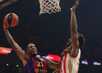 Un gran Barça apaga el infierno de Belgrado y aunque está en puestos de play-off