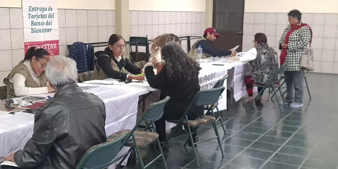 Entregan más de 140 tarjetas del Banco del Bienestar a beneficiarios
