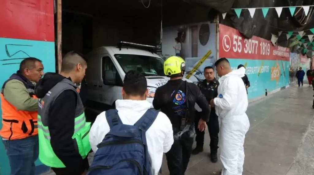 Cae al vacío desde un cuarto piso de obra en construcción