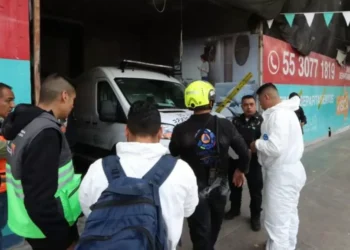 Cae al vacío desde un cuarto piso de obra en construcción