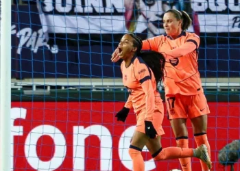 El Barça remata en París y acaba líder