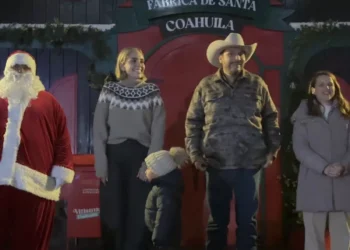 Encendido del Pino Navideño marca inicio de Villa Magia 2025 en Monclova