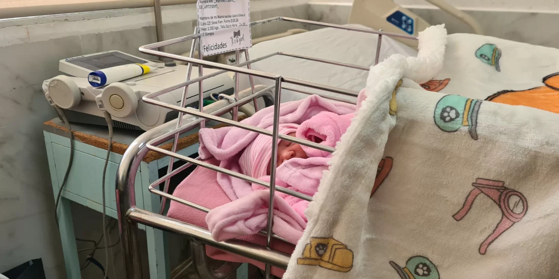 Buen brazo de salud de primera bebé nacida en el IMMS en Coahuila