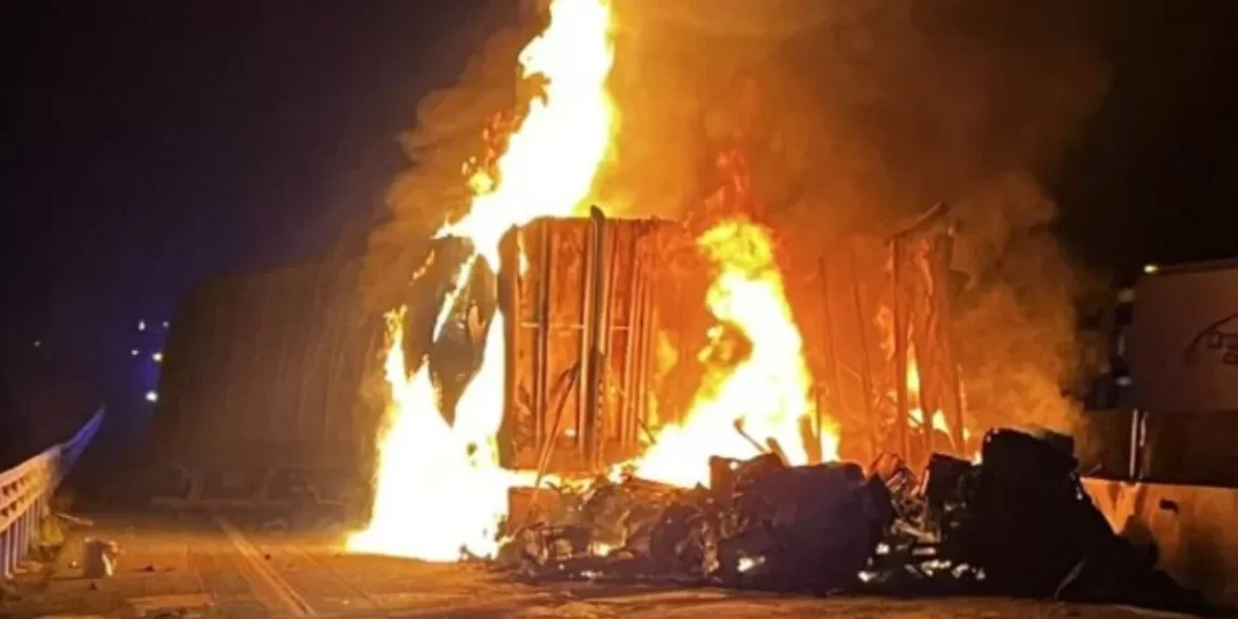 Dos tráileres se incendian tras acometida en la carretera La Carbonera-Puerto México