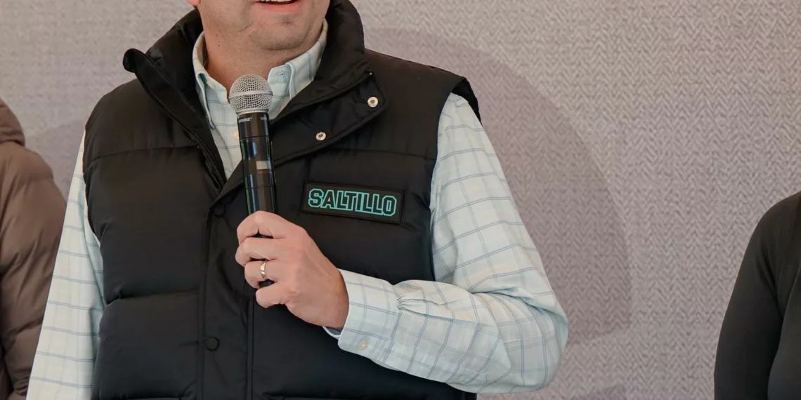 Reconoce Javier Díaz a bomberos que rescataron a dos mujeres de un fuego