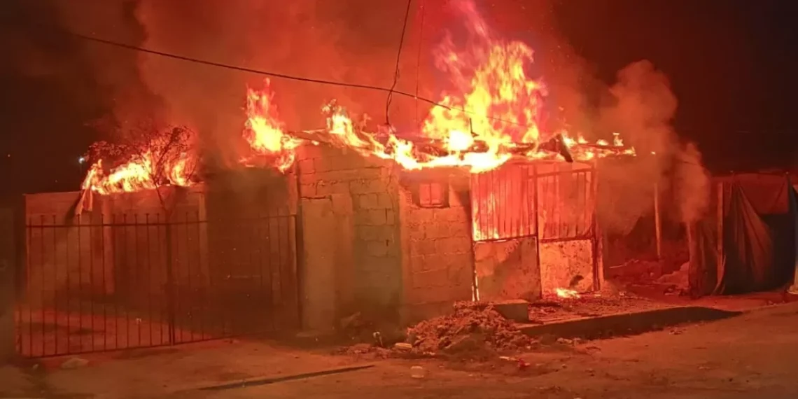 Incendio consume vivienda y deja a familia sin hogar en Piedras Negras