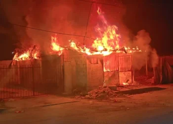 Incendio consume vivienda y deja a familia sin hogar en Piedras Negras