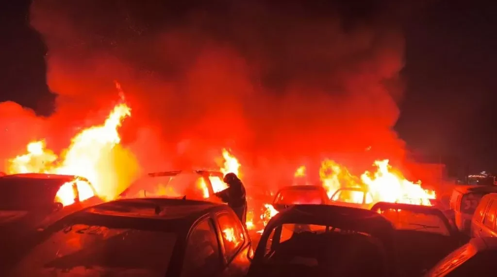 Caliente llegada del Año Nuevo: Arden 27 automóviles en Iztapalapa