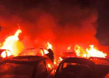 Caliente llegada del Año Nuevo: Arden 27 automóviles en Iztapalapa