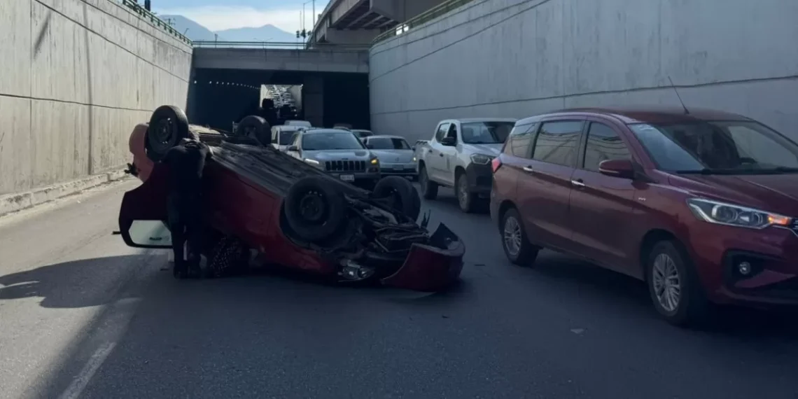 coche vuelca en el periférico de Saltillo tras ir a exceso de velocidad