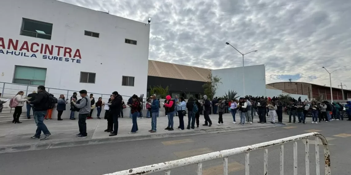 Llegan cientos de personas a primera Feria del Empleo en la Sureste