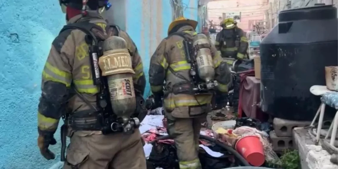 Policía Municipal rescata a dos personas tras incendio en pincho casa, en Saltillo