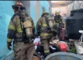 Policía Municipal rescata a dos personas tras incendio en pincho casa, en Saltillo