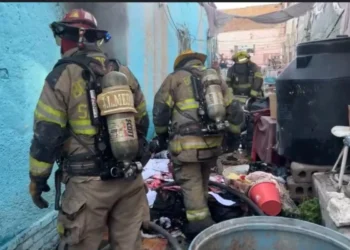 Policía Municipal rescata a dos personas tras incendio en pincho casa, en Saltillo