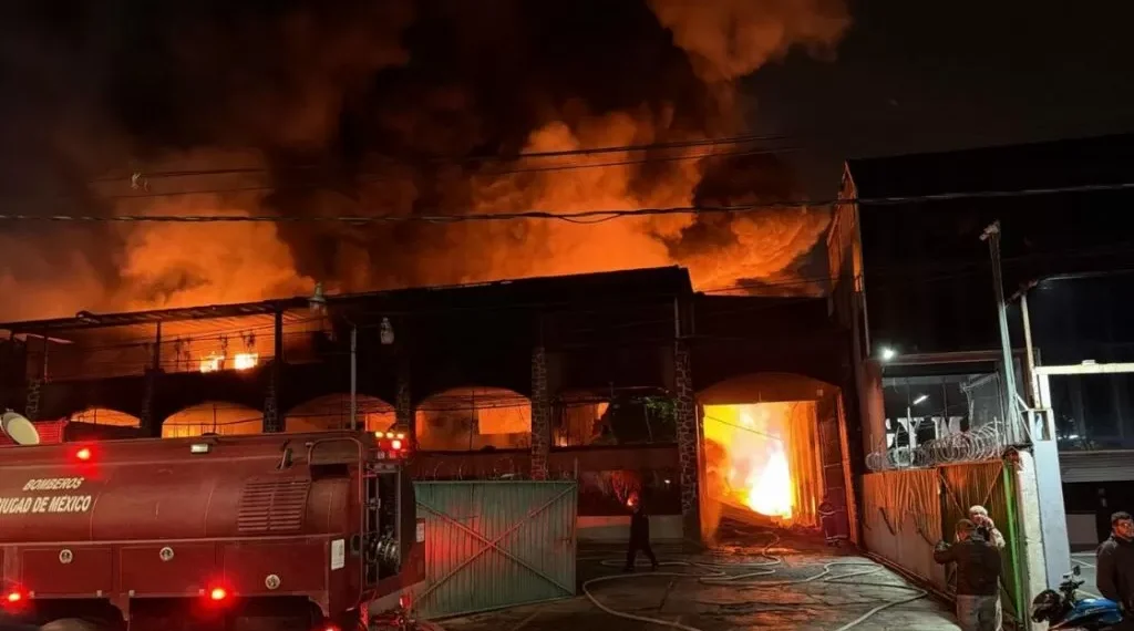 Arrasan llamas con fábrica de plásticos, ardió el cigarral de 2000 m²