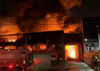 Arrasan llamas con fábrica de plásticos, ardió el cigarral de 2000 m²