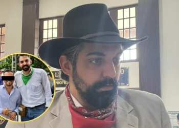 Calla Attolini Murra ante fotografía en la que aparece adherido al exalcalde de Tequila