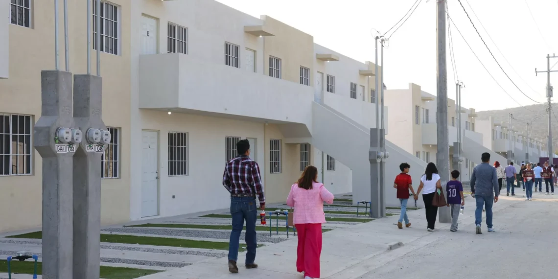 Entregan 60 casas y anuncian inversión de 40 mil millones en Coahuila