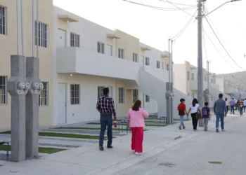 Entregan 60 casas y anuncian inversión de 40 mil millones en Coahuila