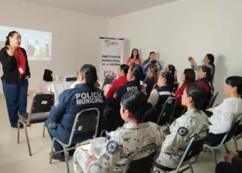 Capacitan a autoridades que acompañarán a mujeres durante la despedida del 8M; buscan evitar agresiones como las del 2024