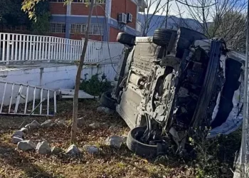 Vuelca y termina al interior del Cobac en Saltillo