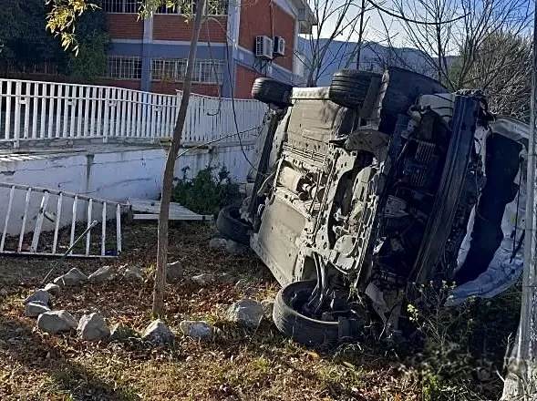 Vuelca y termina al interior del Cobac en Saltillo