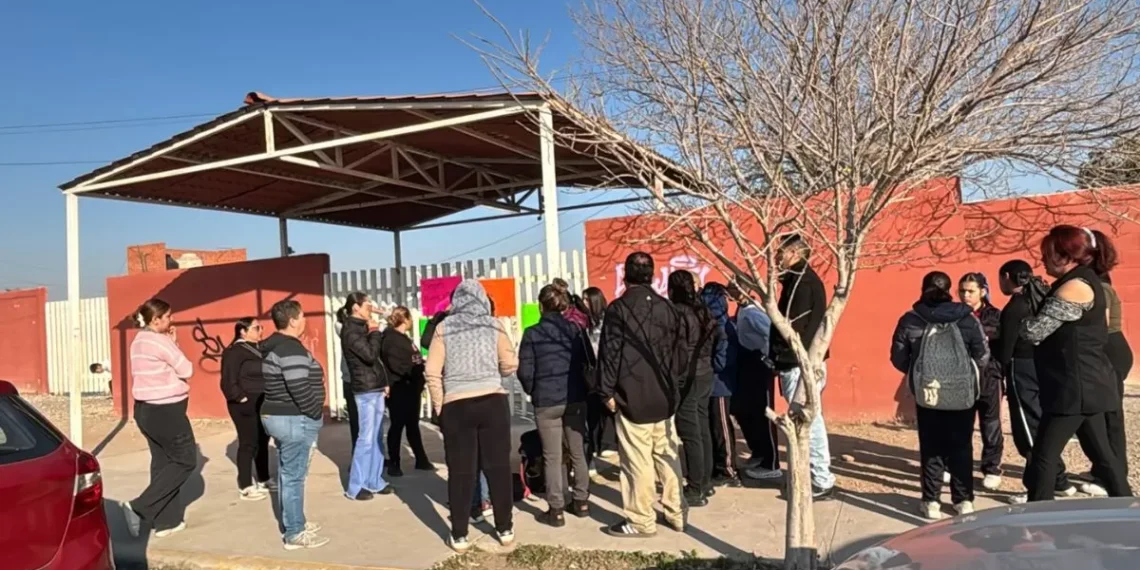 Denuncian padres de familia a madre agresiva con alumnos; cierran escuela en juramento