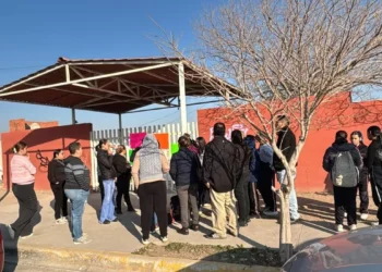Denuncian padres de familia a madre agresiva con alumnos; cierran escuela en juramento