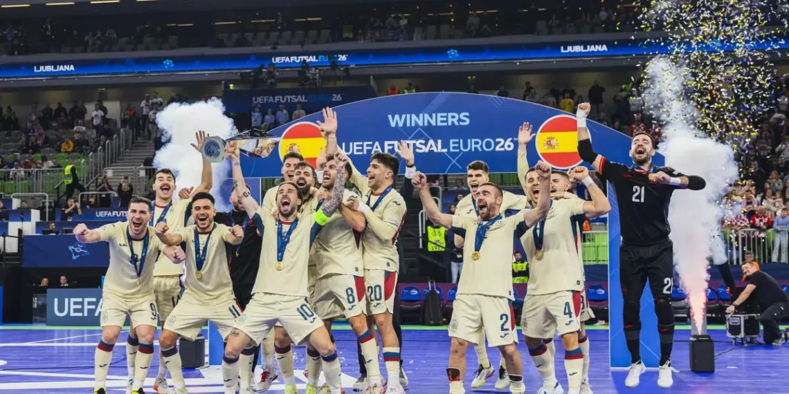 Antonio lleva en volandas a España para desempolvar el trono europeo 10 años después