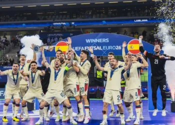 Antonio lleva en volandas a España para desempolvar el trono europeo 10 años después