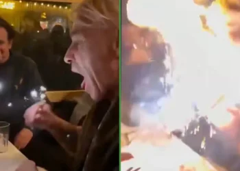 ¡Gump, eres un genio! Vocalista de Rammstein intentó apagar una bengala con la hocico