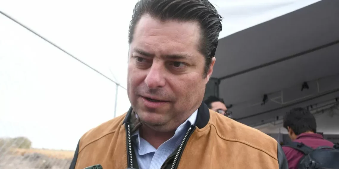 Difunde Enrique Martínez y Morales los programas de patrocinio da jóvenes coahuilenses en 2026