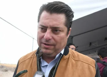 Difunde Enrique Martínez y Morales los programas de patrocinio da jóvenes coahuilenses en 2026