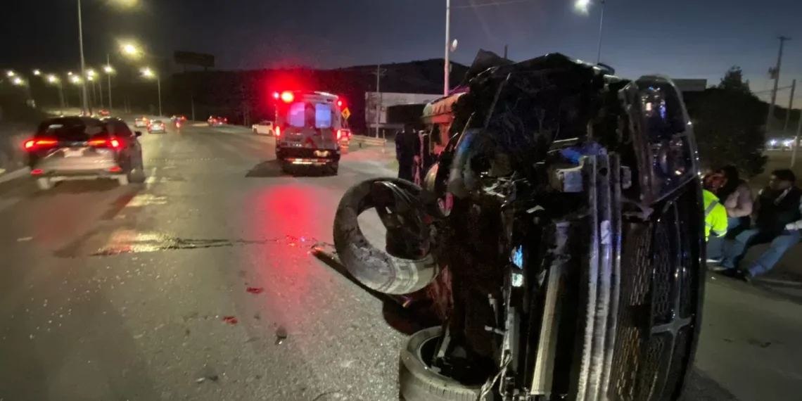 Vuelca camioneta en Ramos Arizpe tras conductor quedarse dormido