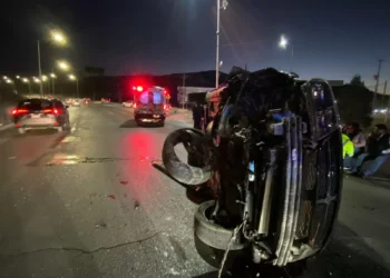 Vuelca camioneta en Ramos Arizpe tras conductor quedarse dormido