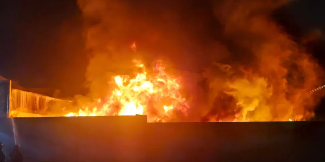 Baja investigación fuerte incendio en empresa Ramos Arizpe