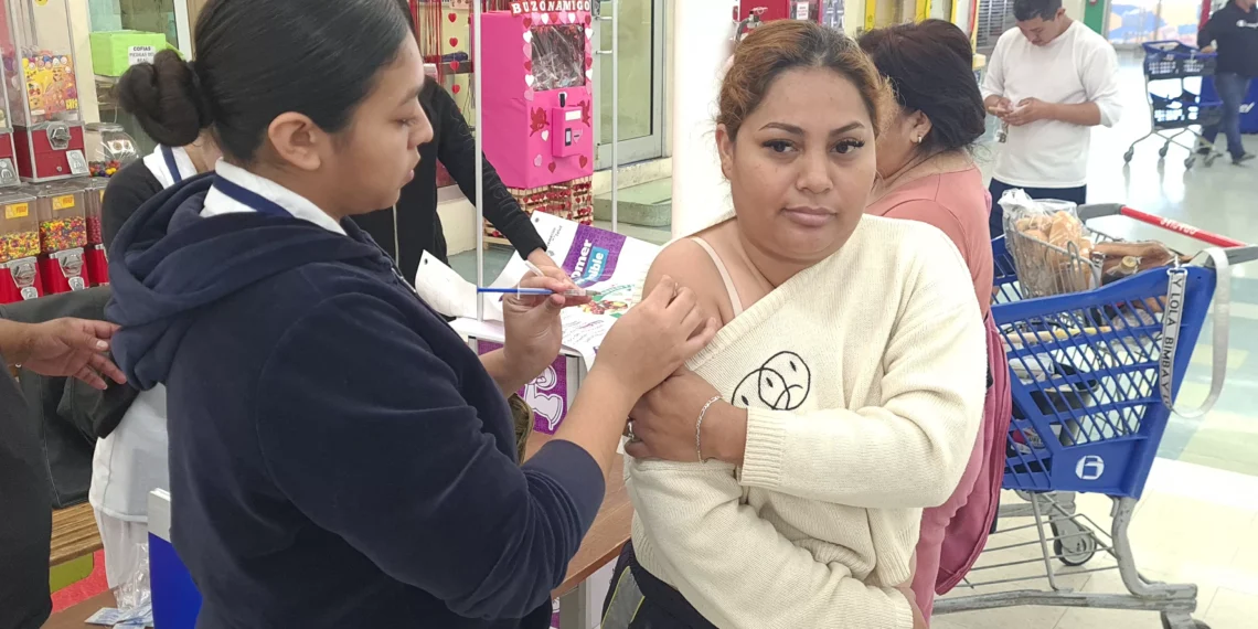 Aprovechan módulos en centros comerciales para vacunarse en Piedras Negras