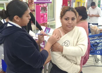 Aprovechan módulos en centros comerciales para vacunarse en Piedras Negras