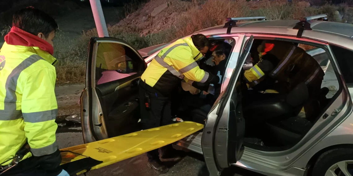 Choca ebrio conductor y termina prensado en el auto
