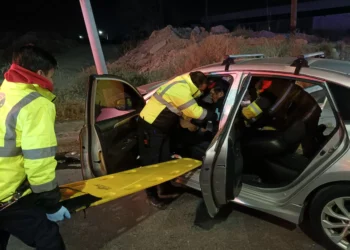 Choca ebrio conductor y termina prensado en el auto