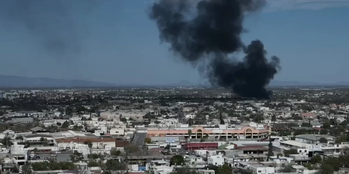 Incendio en yonke en Monclova moviliza a bomberos de varios municipios