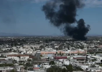Incendio en yonke en Monclova moviliza a bomberos de varios municipios