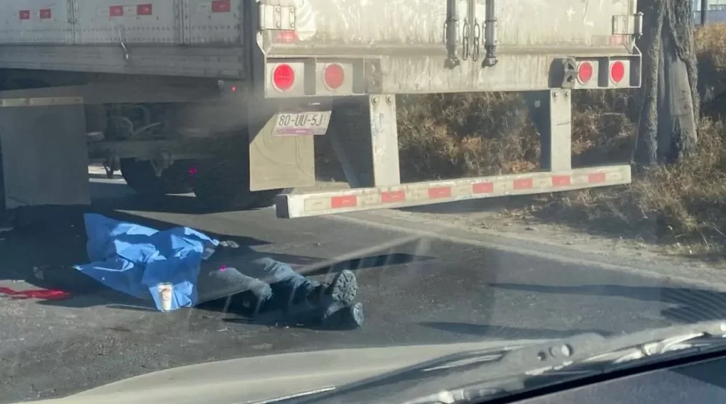 Pierde la vida biker por tráiler averiado en carretera Toluca-Palmillas