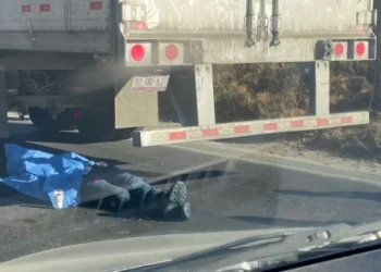 Pierde la vida biker por tráiler averiado en carretera Toluca-Palmillas
