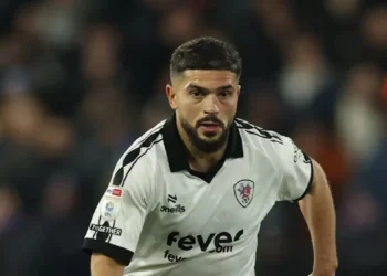 La Premier se echa atrás y modifica su campaña en pro del acontecimiento LGTBI