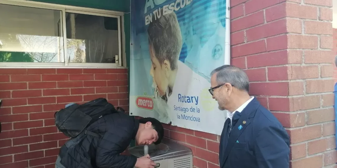 Rotarios llevan purificadoras de agua y mobiliario escolar en Monclova