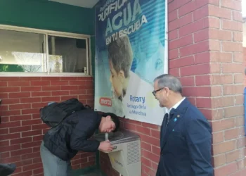 Rotarios llevan purificadoras de agua y mobiliario escolar en Monclova